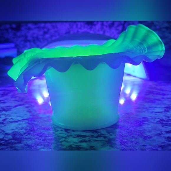 Antique Fenton Blackberry Spray - Picture 3 of 15